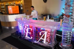 Bar lodowy z inicjałami młodej pary