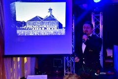 Degustacja whisky - ambasador ubrany w szkocki kilt