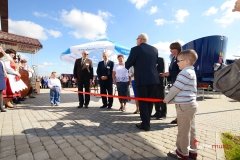 Uroczyste przecięcie wstęgi podczas otwarcia nowego działu sprzedażowego firmy Alima Bis