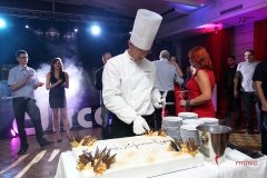 Uroczyste krojenie tortu podczas imprezy firmy Comarch