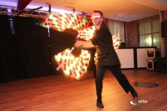 Pokaz lightshow z wyświetleniem logo i wzorów