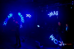 Pokaz Lightshow - maczety ledowe wyświetlają logotyp firmowy