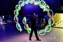 Pokaz Lightshow - maczety ledowe wyświetlają logotyp