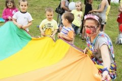 Zabawa z klaunem i chustą klanza
