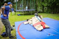 Zabawa sumo pdoczas pikniku sportowego