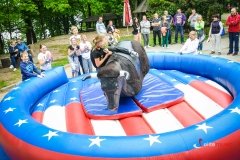 Byk pneumatyczny jako atrakcja podczas pikniku Dziki Zachód