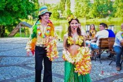 Piknik firmowy hawjaski - animatorzy rozdają wianki