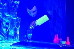 Barman przygotowuje kolejnego drinka w trakcie pokazu uv