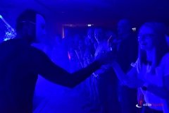 Pokaz barmański UV - barmani rozdają drinki