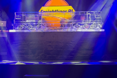 Pokaz rzeźbienia w lodzie podczas eventu