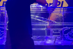 Pokaz rzeźbienia w lodzie podczas eventu