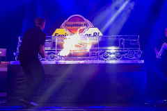 Pokaz rzeźbienia w lodzie podczas eventu