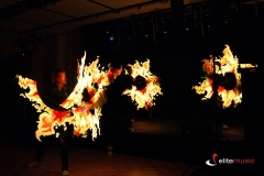 Wspaniałe wzory imitujące ogień w pokazie lightshow