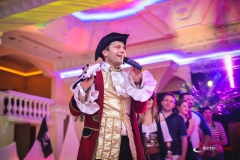 Wieczór Piracki - konfernasjer tłuamczy zasady konkursu