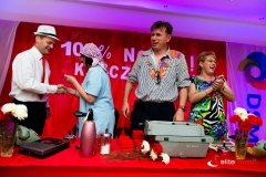 rozdanie legitymacji partyjnych w trakcie imprezy