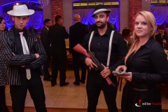 Animatorzy przed wejście do sali oczekują gości 1
