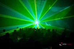 Pokaz laserów wraz w występem skrzypaczki