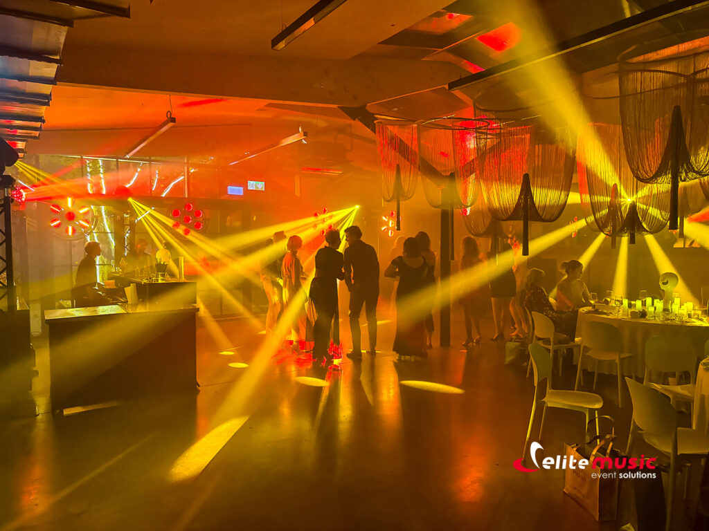 Profesjonalna oprawa muzyczna, nowoczesne nagłośnienie i oświetlenie sceniczne stworzyły wyjątkowy klimat wydarzenia w jednej z najbardziej industrialnych przestrzeni eventowych Warszawy.