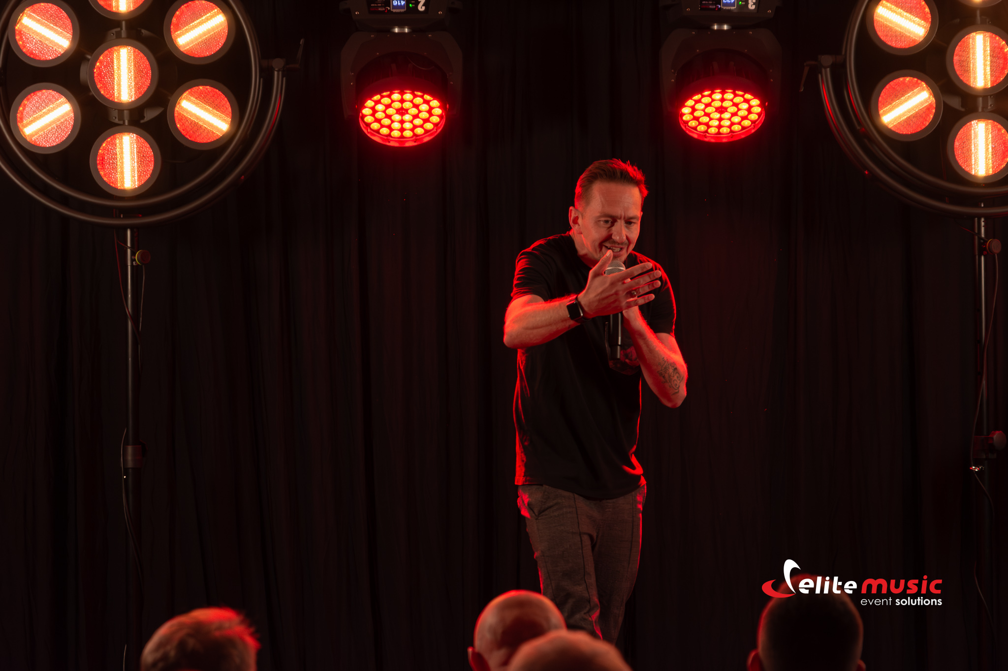 Występ Stand-up. Na scenie Michał Pałubski