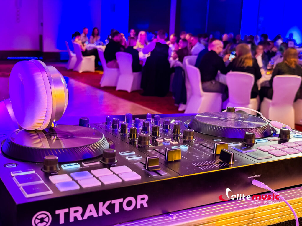 Bankiet firmowy w hotelu Marriot w Warszawie. Rzut na konsoletę DJ-a
