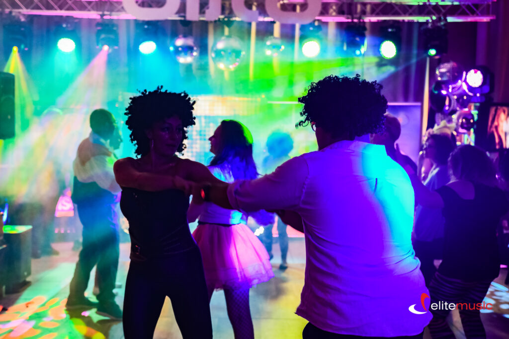 zabawa taneczna podczas imprezy prowadzonej przez DJa w hotelu Narvil w Serocku.
