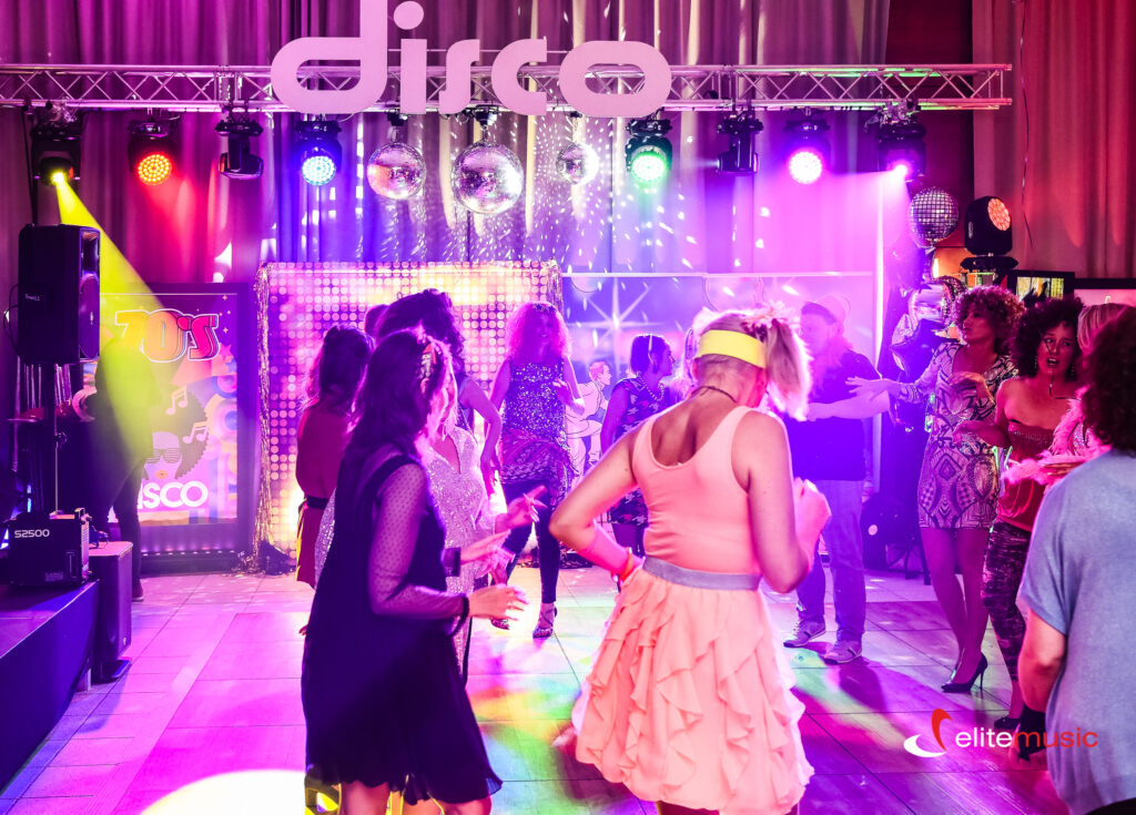 Impreza disco - zabawa na parkiecie do muzyki prezentowanej przez naszego DJ-a