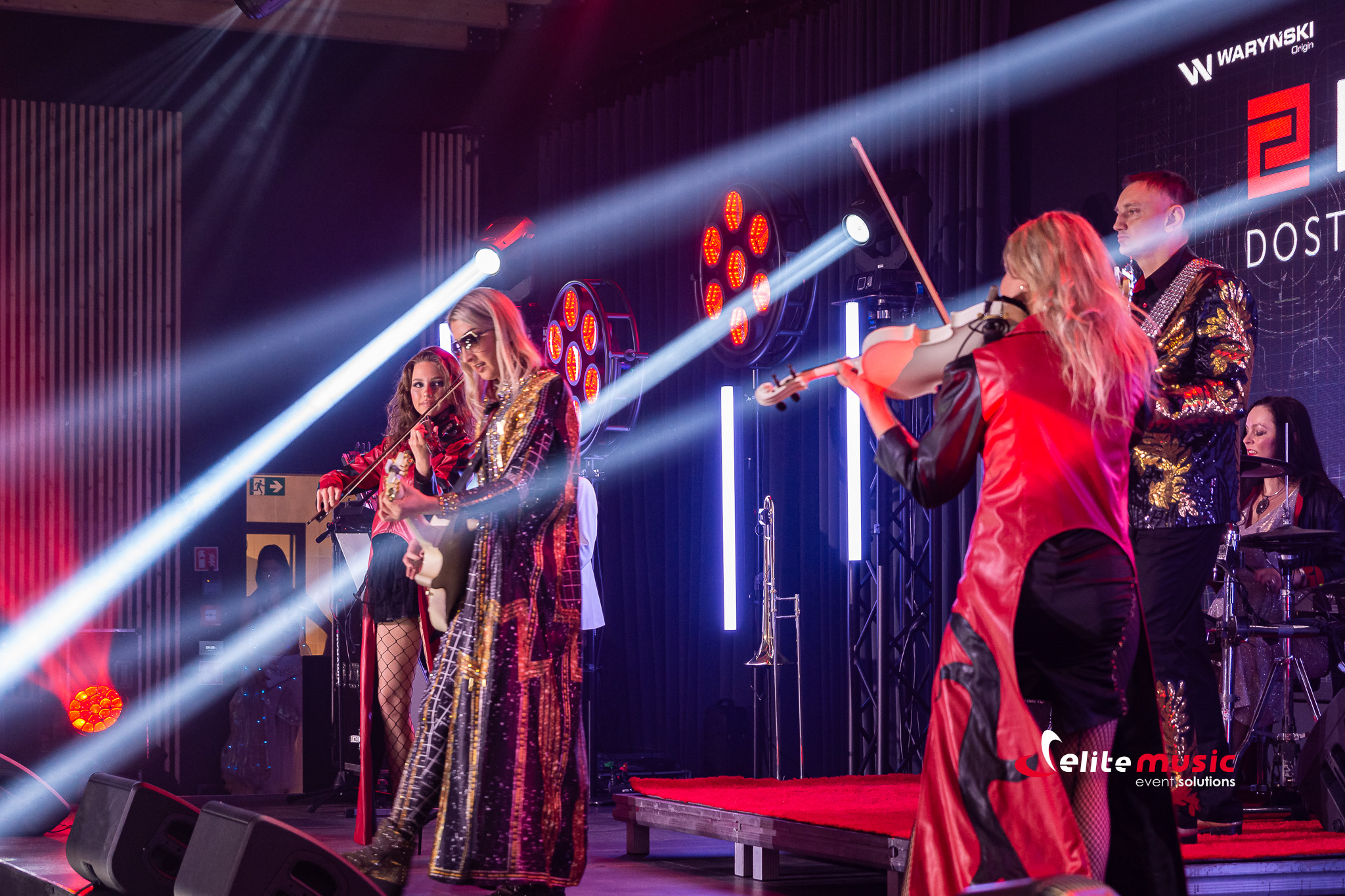 Występ zespołu coverowego podczas eventu firmowego