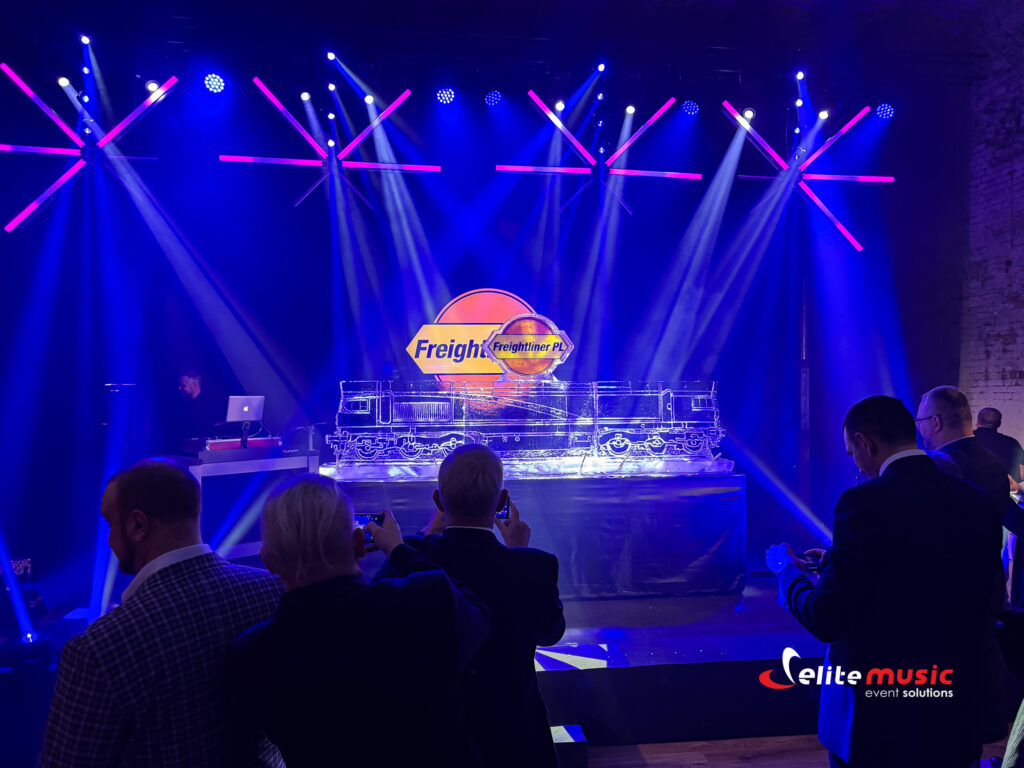 Pokaz rzeźbienia w lodzie podczas eventu