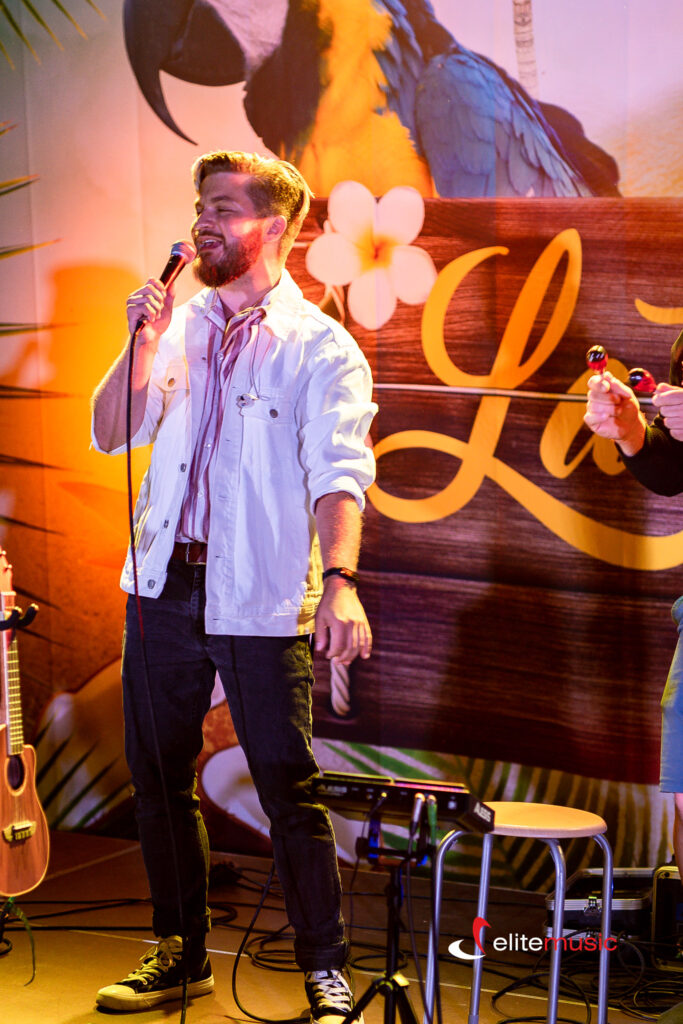 Loop lovers - zespól z energią pełnego bandu - wokalista.