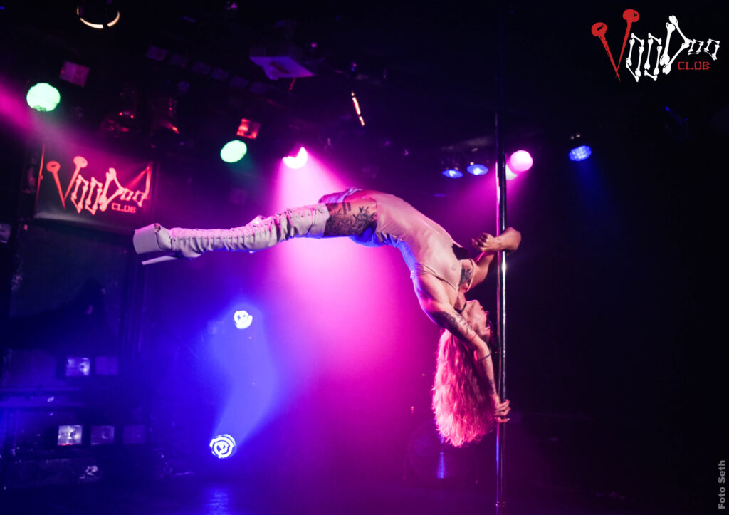 Pokaz Pole Dance - damski solo - tancerka na rurze.