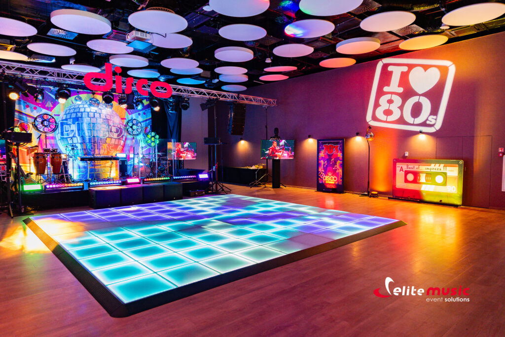 ala przygotowana do imprezy firmowej Disco Boogie Night w hotelu Crystal Mountain – scena, parkiet taneczny, oświetlenie i dekoracje przed rozpoczęciem wydarzenia.