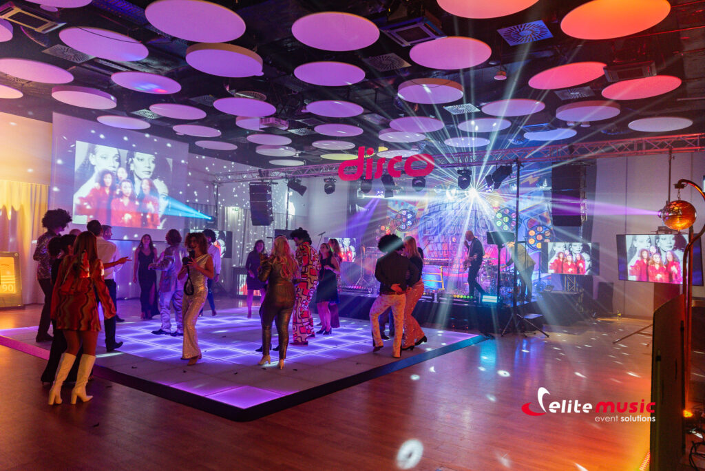 Parkiet ledowy, dekoracje oraz scena przygotowana na wieczór tematyczny disco.