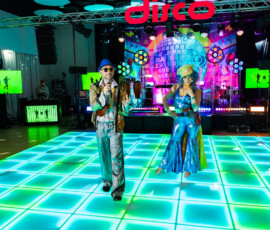 Disco Boogie Night Zaczynam wieczór tematyczny disco - powitanie uczestników przez konferansjera.
