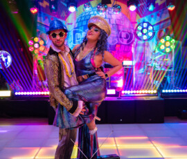 Disco Boogie Night Konferansjer i animatorka w zabawnej pozie przed rozpoczęciem wieczoru.