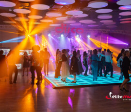 Zabawa na parkiecie podczas wieczoru tematycznego disco boogie night zrealizowanego przez agencję eventową Elite Music w hotelu Crystal Mountian w Wiśle.