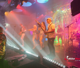 Oświetlenie efektowe rozświetlające występ zespołu coverowego w trakcie eventu tematycznego w klimacie disco w hotelu Crystal Mountain.