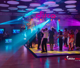 Oświetlenie efektowe rozświetlające podczas eventu tematycznego w klimacie disco w hotelu Crystal Mountain.