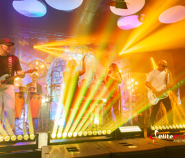 Oświetlenie efektowe rozświetlające występ zespołu coverowego w trakcie eventu tematycznego w klimacie disco w hotelu Crystal Mountain.