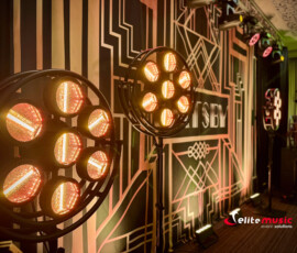 Oświetlenie dekoracyjne w stylu retro / modern vintage oraz backdrop tematyczny podczas imprezy Great Gatsby
