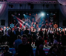 Scena, oświetlenie i nagłośnienie podczas koncertu na evencie firmowym