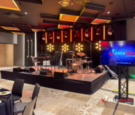 Zestaw sprzętu technicznego obejmujący scenę, nagłośnienie i oświetlenie oraz monitory lcd. Realizacja w hotelu Mercure Szczyrk.